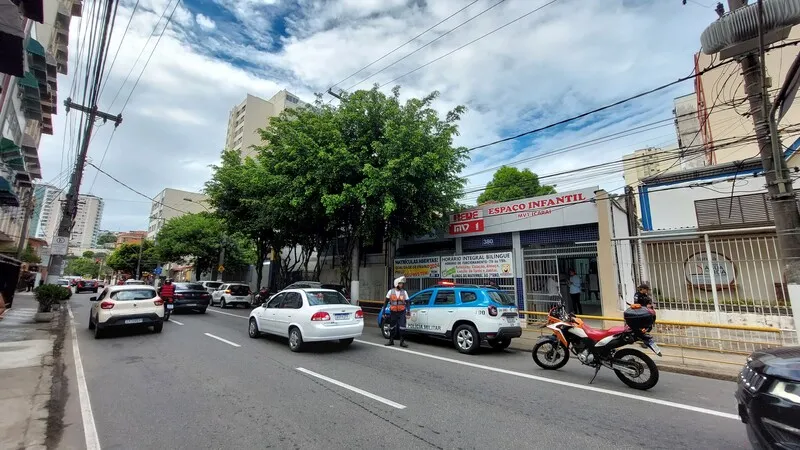 A vítima foi ferida na entrada da unidade infantil da rede escolar, a Rede MV1