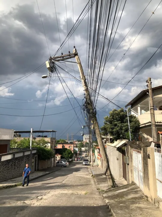 Poste fica na Rua Ronaldo de Carvalho