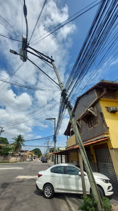 Poste na Rua Cuiabá apresente risco iminente de queda