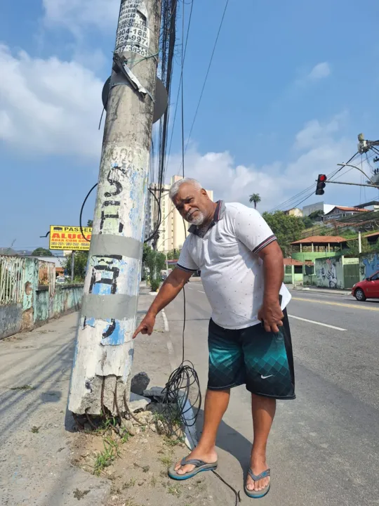 O poste vem causando transtorno visto o risco que oferece aos moradores, comerciantes e pedestres que passam pelo local