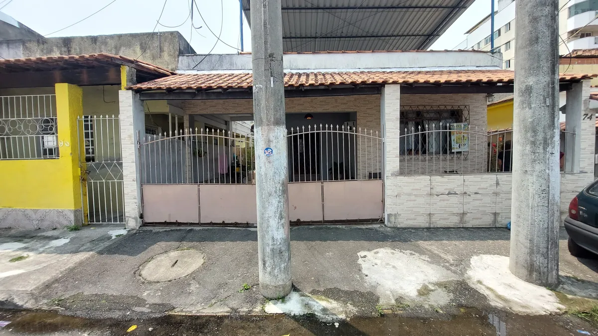 Poste obstrui entrada de garagem no Mutondo, em São Gonçalo