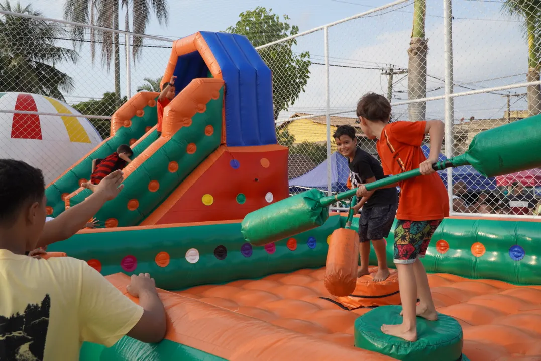 Sábado de festa com muitas brincadeiras e música de qualidade