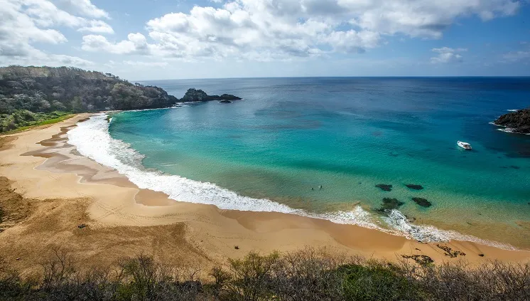 Entrada na Praia do Sancho custa 179 reais para turistas brasileiros