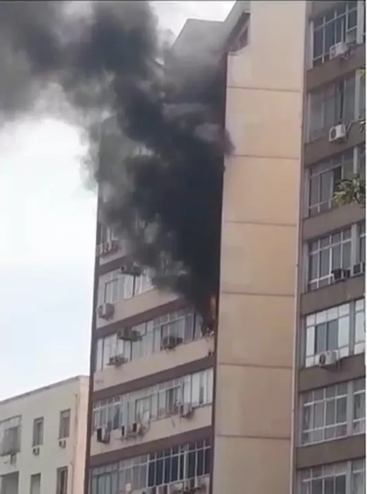 Um prédio comercial pegou fogo, na tarde desta sexta-feira (17), na Rua Conde Bonfim, na Tijuca, Zona Norte do Rio