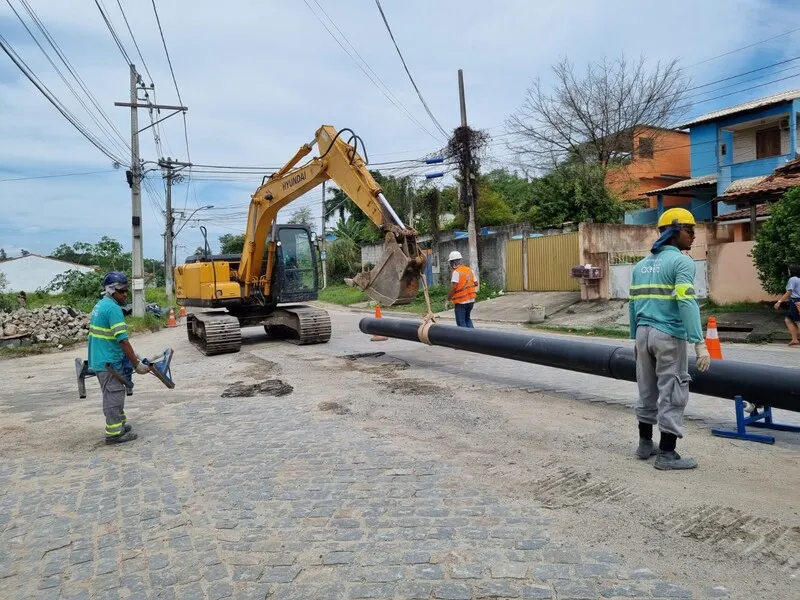 A implantação de 4,3 quilômetros de uma adutora entre o distrito de Cabuçu e o município vizinho vai levar água tratada para mais de 9,5 mil pessoas