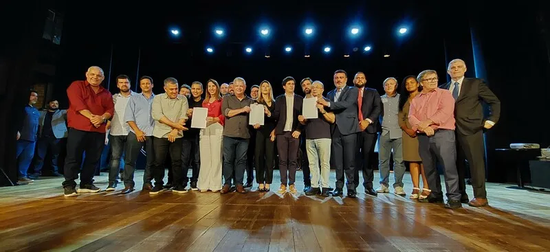 Prefeitos, vice-prefeitos e representantes de mais de 20 municípios do Estado do Rio de Janeiro se reuniram, na manhã desta segunda-feira (27), no Theatro Municipal de Niterói