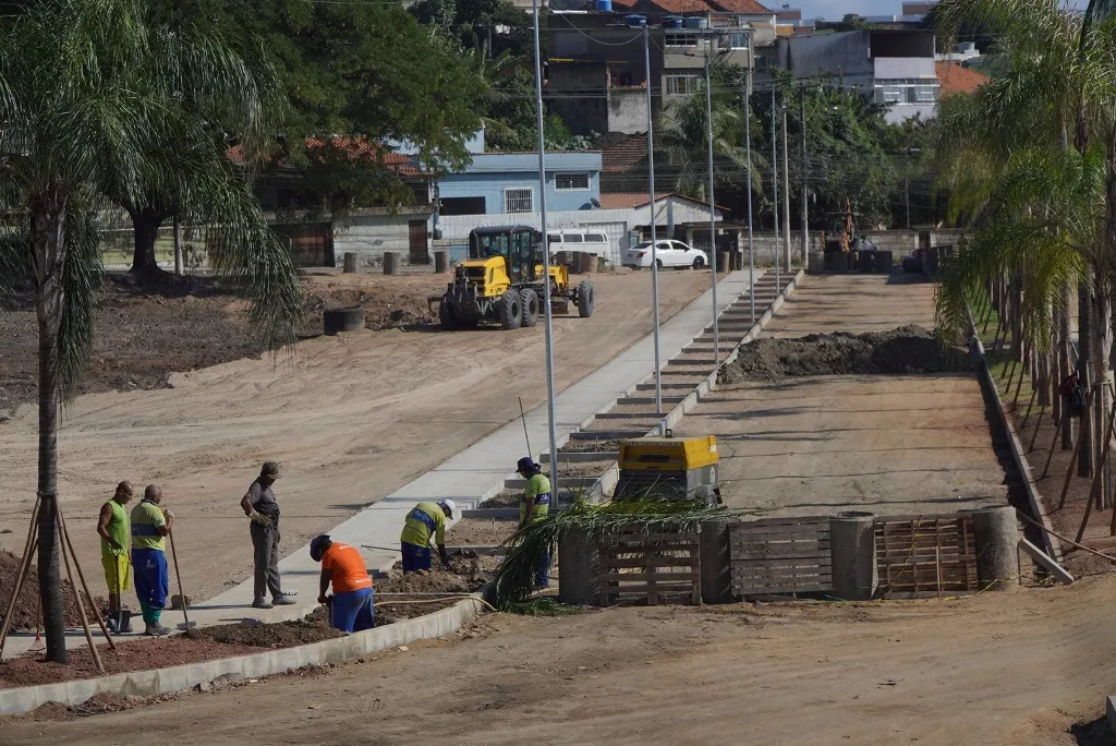 Na Rua Capitão Juvenal Figueiredo, uma grande área onde moradores realizavam descarte irregular de detritos está recebendo obras para a melhoria do local