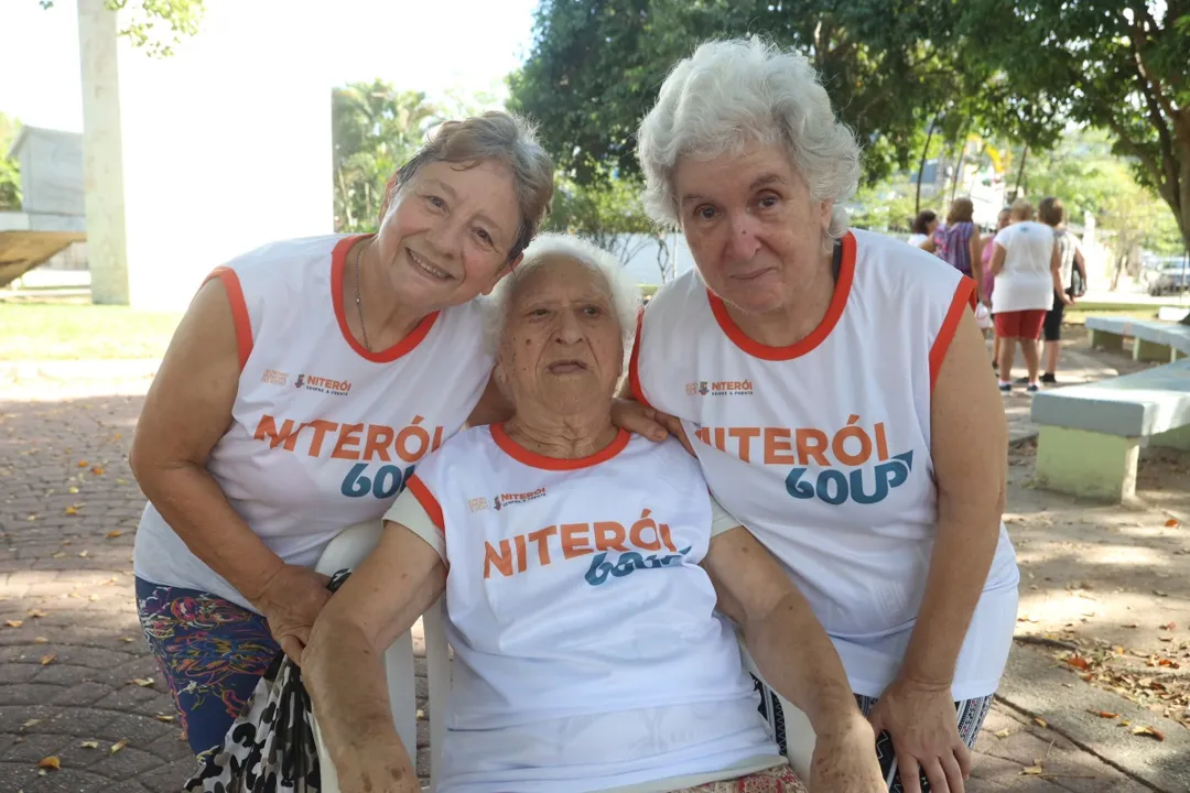 O Niterói 60UP visa oferecer ao público idoso da cidade diferentes atividades, como ginástica, dança de salão, rodas de conversa e o coral Avós do Canto