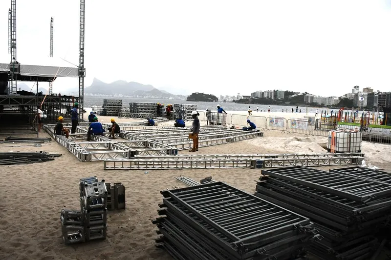 O palco que está sendo montado na Praia de Icaraí terá uma programação cultural variada com início às 18h c