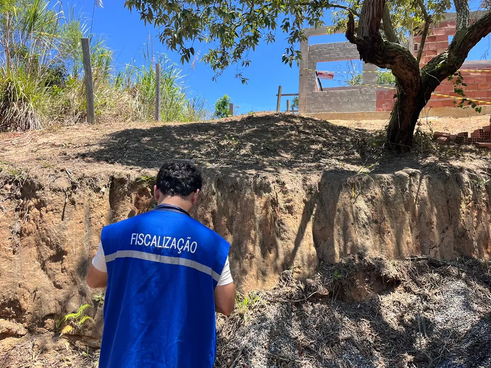 Ao todo, cinco ruas foram cercadas no local, onde a equipe da Somar realizou a remoção de estacas de madeira e arames que bloqueavam o acesso