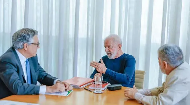 Presidente Lula em reunião no Palácio da Alvorada nesta segunda (21)