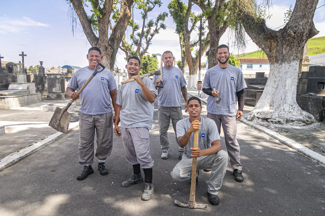 Coveiros do Cemitério Maruí, no Barreto, em Niterói