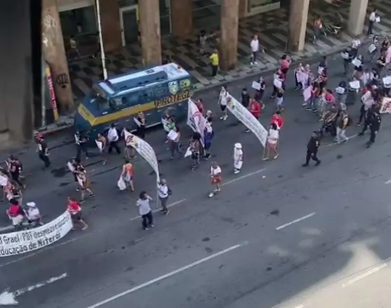 Cartazes na manifestação pediam também o fim do Novo Ensino Médio e a revogação da Reforma Trabalhista