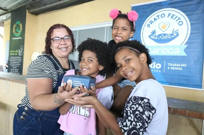 Fabiana da Costa Barbosa, de 47 anos, e suas filhas: beneficiárias da cozinha comunitária da Ilha, elas vivem apenas com BPC