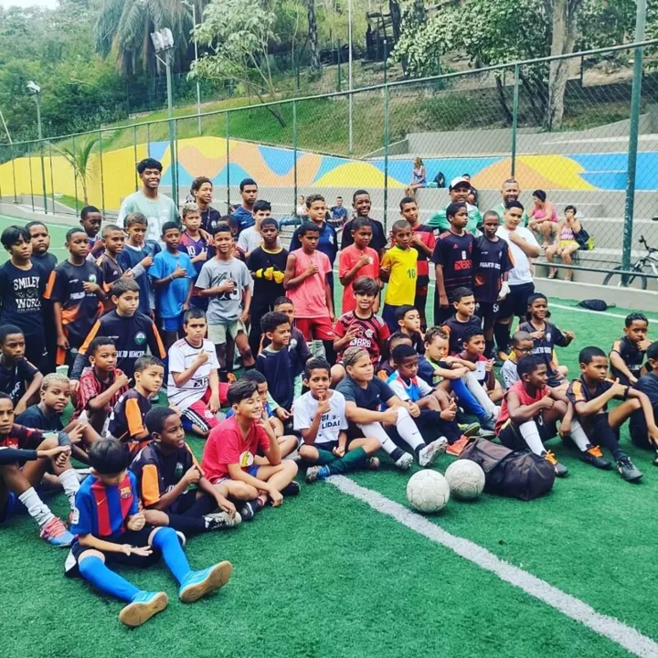Projeto social acolhe mais que 180 jovens através do futebol em comunidades de Niterói