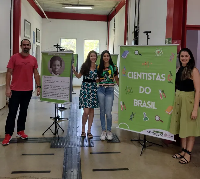 Equipe responsável pelo desenvolvimento do jogo “Tapa Esperto”, na Exposição “Cientistas do Brasil” que retrata os pesquisadores que compõem o jogo didático