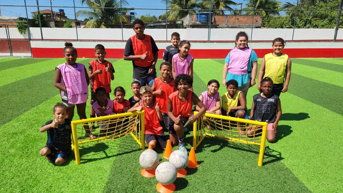 Projeto Futebol de Rua Pela Educação, que reúne 80 alunos, de 7 a 14 anos, no Salgueiro, em São Gonçalo.