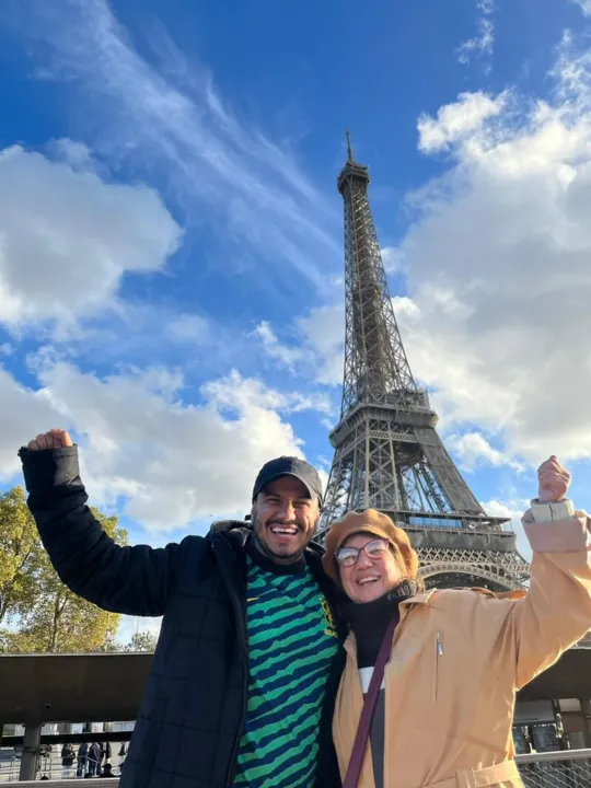 Diego Vianna, de 29 anos, com a mãe, na Torre Eiffel, em Paris, após ela ter vencido a doença