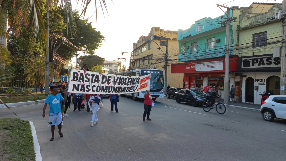 Manifestantes se reuniram no Zé Garoto e caminharam pela Rua Dr. Feliciano Sodré até a Prefeitura