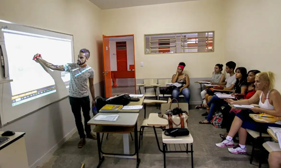 A chamada poupança do ensino médio será depositada até 1º de julho, conforme o mês de nascimento do aluno