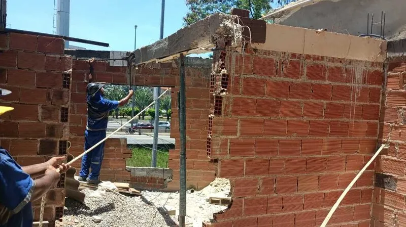 Quatro construções ilegais foram demolidas na saída 5 da Linha Amarela