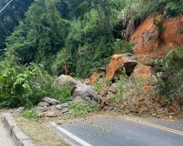Barreira bloqueou trânsito na BR-495, estrada que liga Petrópolis a Teresópolis