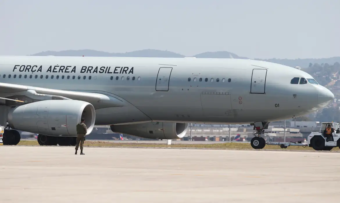 Voo, que tem dez crianças de colo entre passageiros, chega em São Paulo nesta segunda (14)