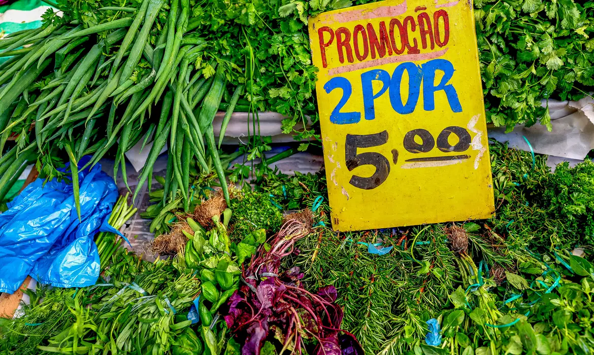 A redução do carrinho de compras é sintoma da inflação acumulada nos últimos anos