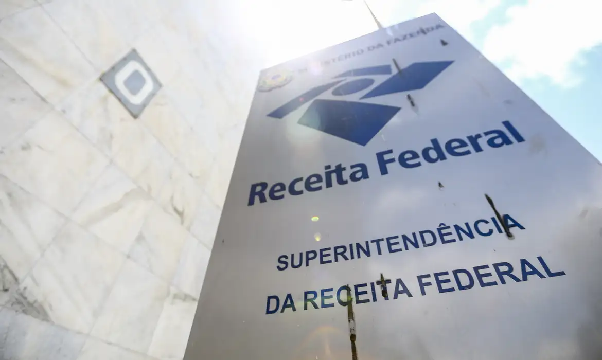 A Receita Federal assume o compromisso de realizar pagamento de restituições apenas em conta bancária de titularidade do contribuinte