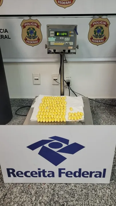 Foram apreendidos 2,225 kg de cocaína.