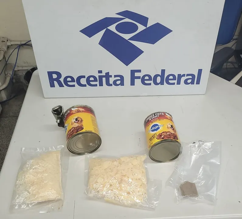 A remessa continha 500 g da droga dentro de duas latas de comida para cachorro