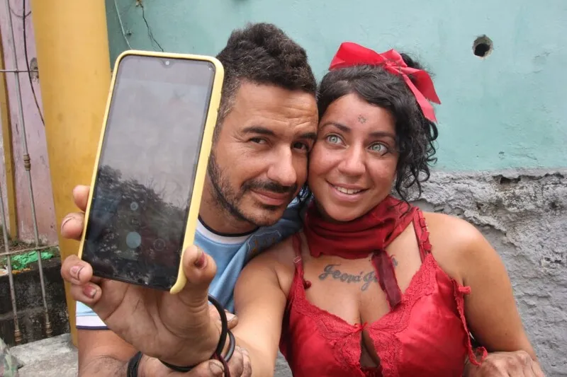 Enquanto muitas pessoas faturam milhões usando a beleza para ganhar dinheiro, a dupla gonçalense, conhecida como mendigatos, enfrenta dificuldade por ser bonita ao extremo