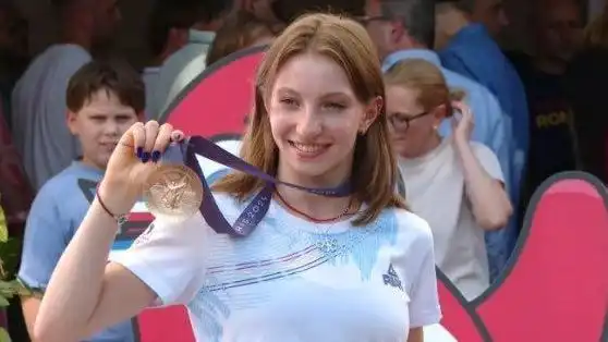 Ana Maria Barbosu recebeu nesta sexta-feira (16), em Bucareste, sua medalha de bronze