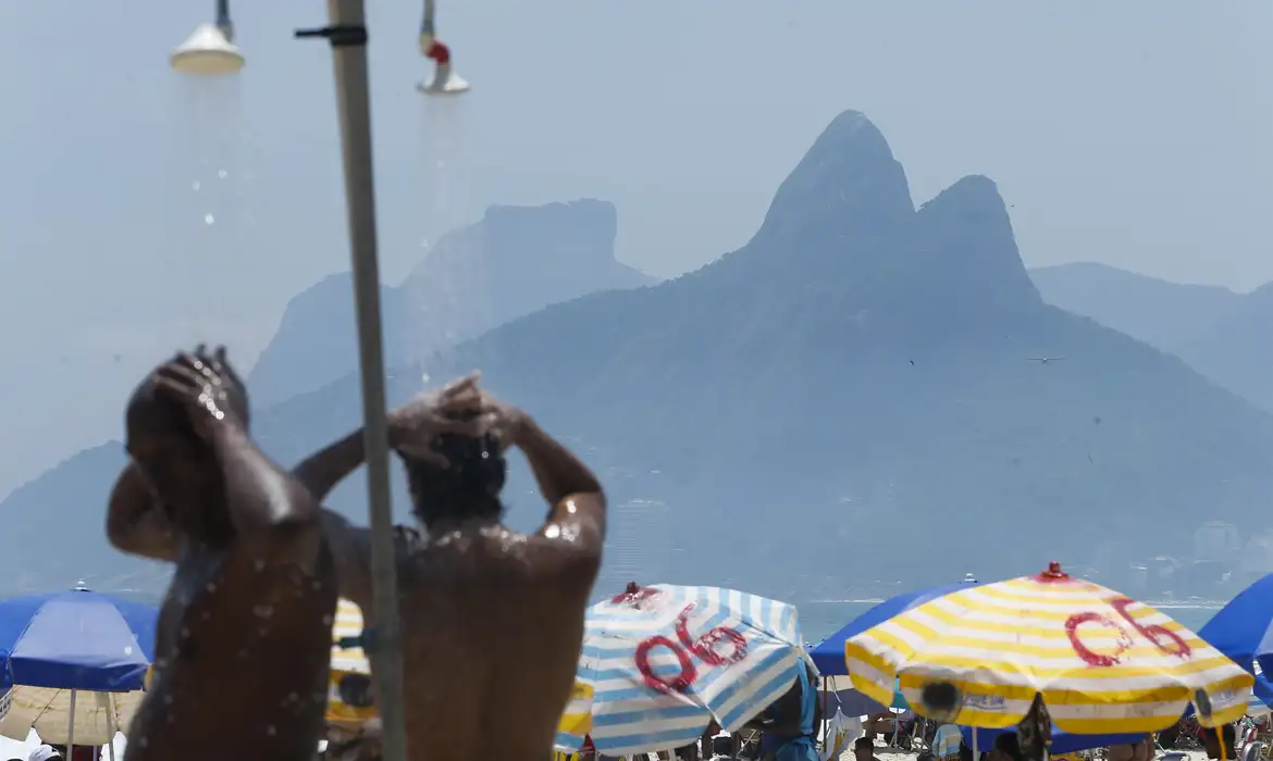 Por conta do calor, os banhistas lotaram as praias da cidade