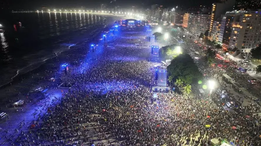 Madonna arrastou uma multidão para as areias de Copacabana