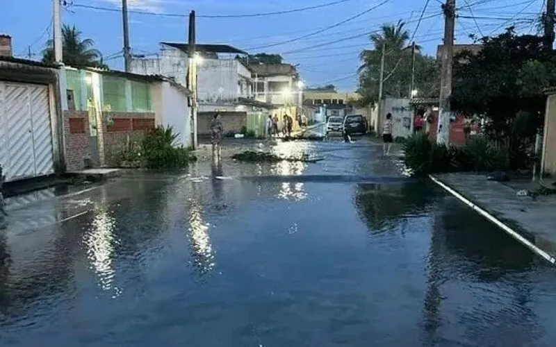 A Defesa Civil de Nova Iguaçu informou que pelo menos sete imóveis foram atingidos pela água que saiu da adutora