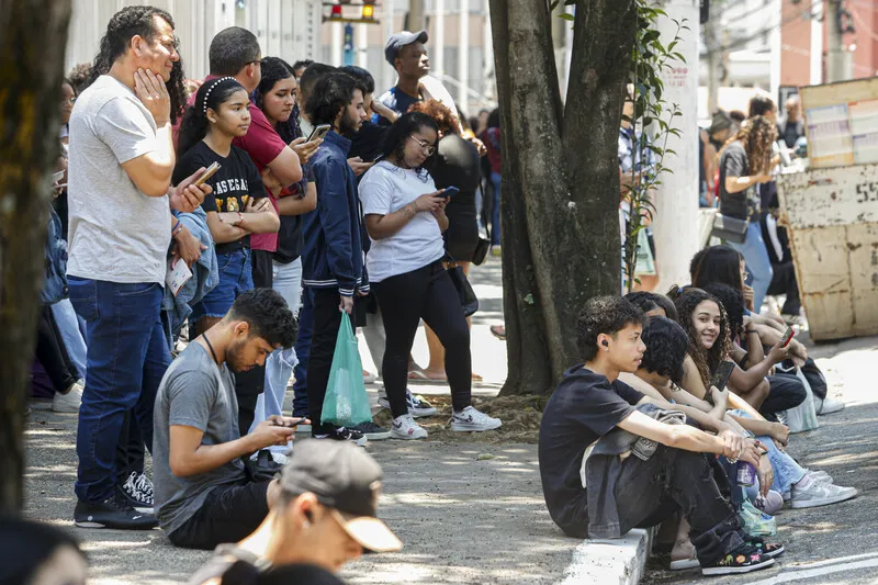 Estudantes e pais na Universidade Paulista no bairro do Paraiso, em São Paulo