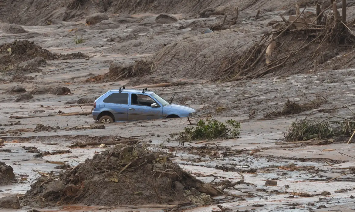 Rompimento de uma barragem da Samarco no município de Mariana, em Minas Gerais.