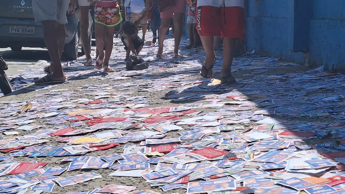 Muitas ruas amanheceram sujas neste domingo