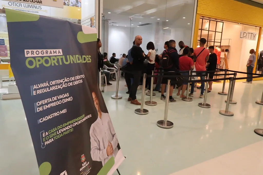 Dezenas de vagas de emprego foram oferecidas em mais uma edição do “Programa Oportunidades” realizada nesta quarta-feira (29), no Pátio Alcântara
