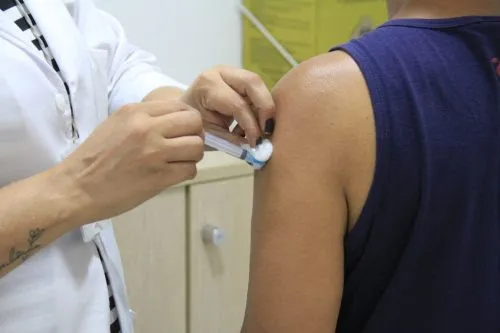 A vacinação contra o coronavírus com o imunizante bivalente está disponível nos cinco polos sanitários de São Gonçalo