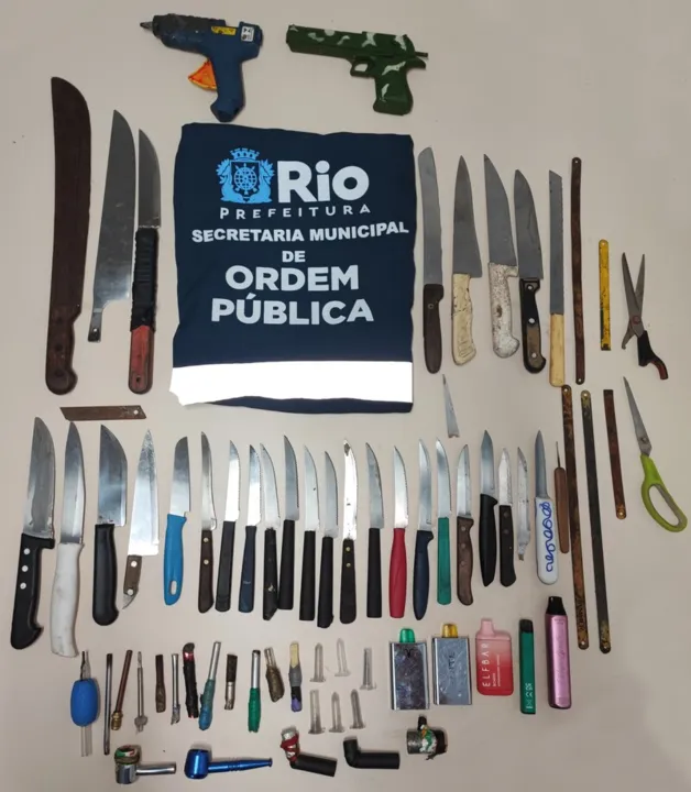 As equipes também encontraram duas réplicas de armas