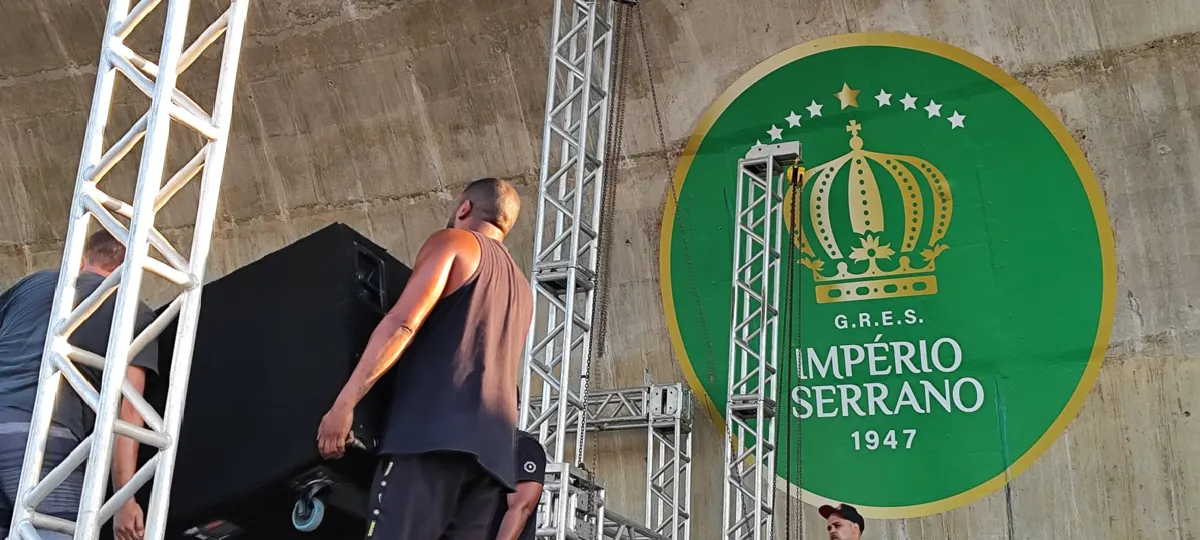 Trabalhadores preparam o palco para o Festival do Trabalhador