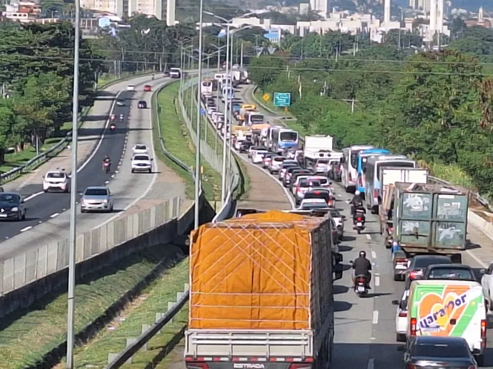 O trânsito segue intenso para os motoristas que seguem pela BR-101, com o congestionamento passando do bairro Gradim