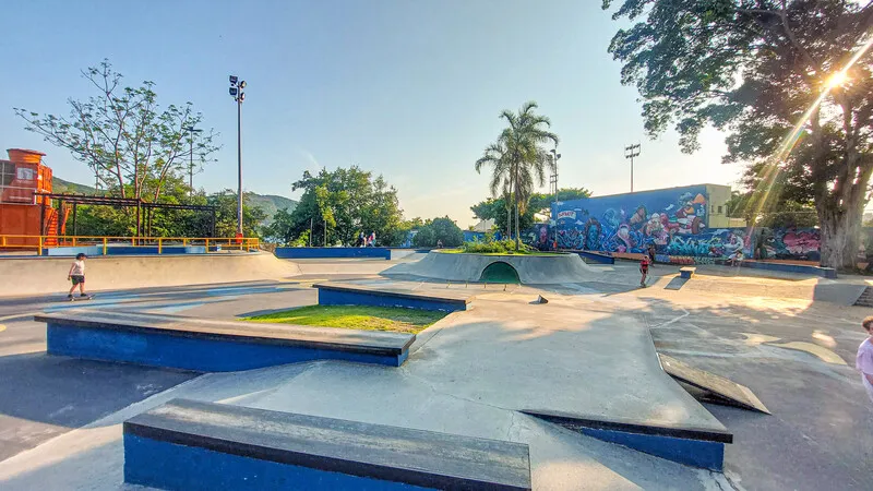 Imagem ilustrativa da imagem Skatepark Carlos Alberto Parizzi traz visual esportivo e jovial para a orla de São Francisco