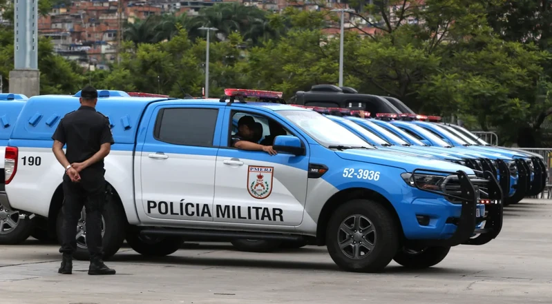 Um subtenente da Polícia Militar foi baleado na tarde desta quarta-feira (22) em tentativa de assalto