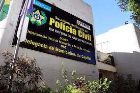 Suspeita foi levada para a Delegacia de Homicídios da Capital (DHC)