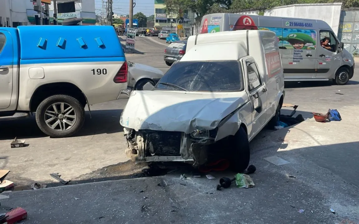 Suspeitos roubaram Fiorino e acabaram batendo com veículo