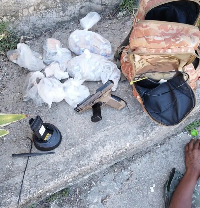 Drogas e arma foram apreendidos no local