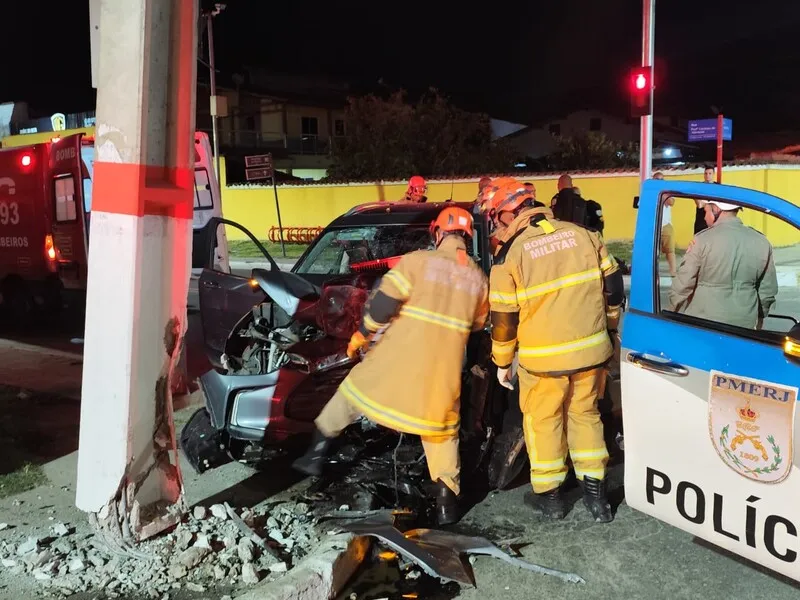 Homens foram capturados após colidir com poste